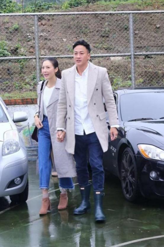 何润东风云红衣女子,何润东全家福曝光