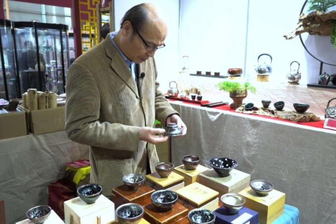 青岛男子捡到熊猫奇石，出价到百万也不卖，专家鉴定估价1.5亿