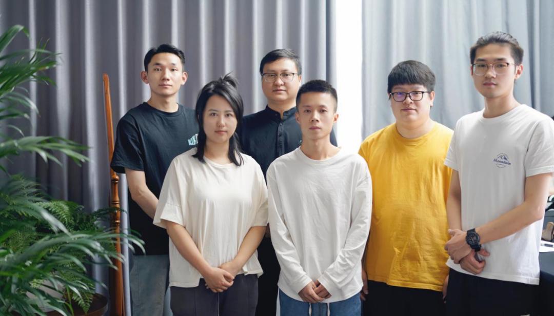 在乱象中谋生存，于风起时塑诚信，手镯之家打造一流翡翠直播间