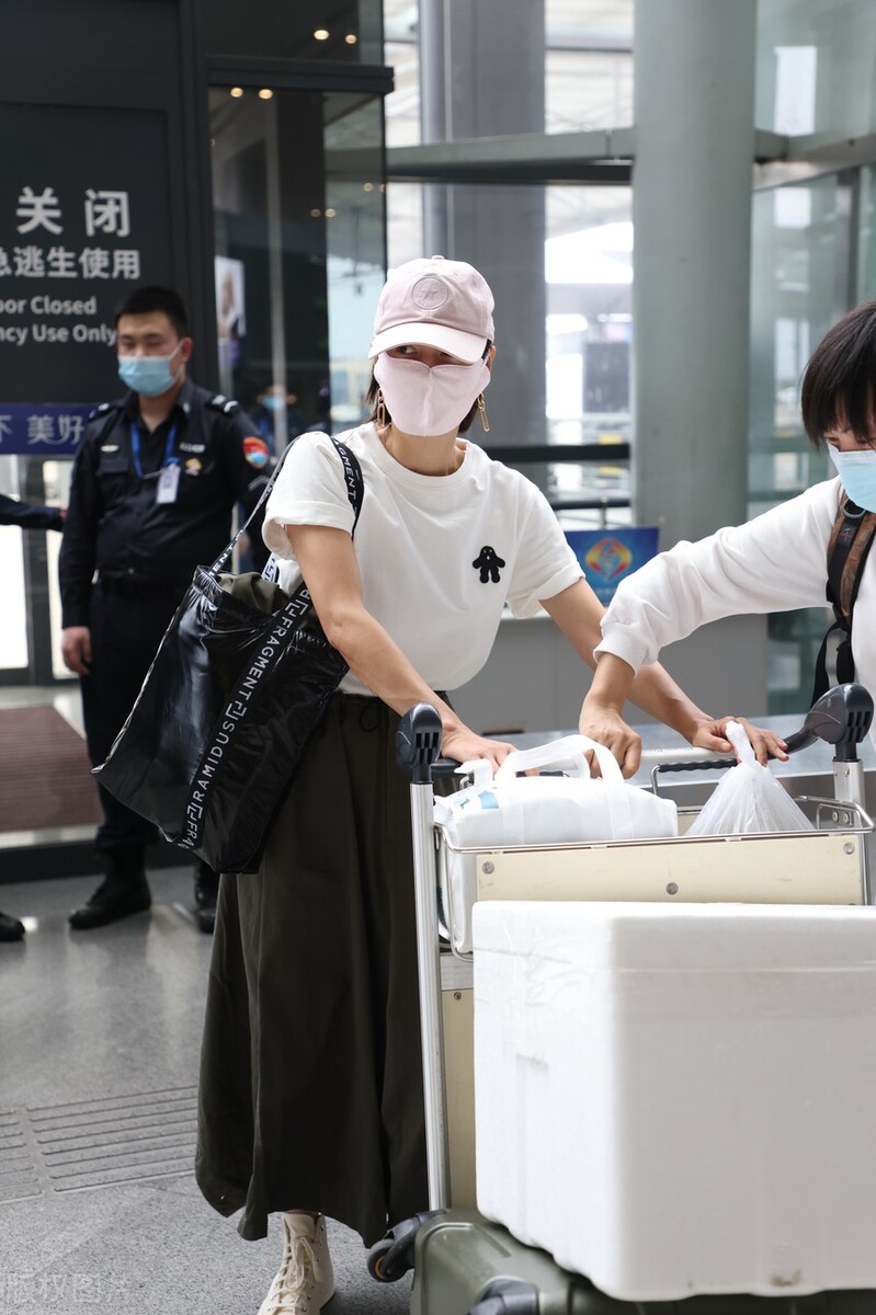 马伊琍最新穿搭羽绒服现身机场,马伊琍短裤现身机场