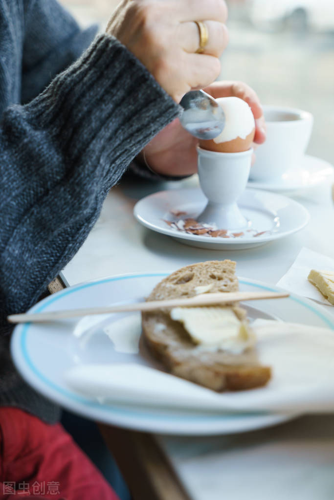 水洗鸡蛋为什么那么干净,用水洗鸡蛋的正确方法