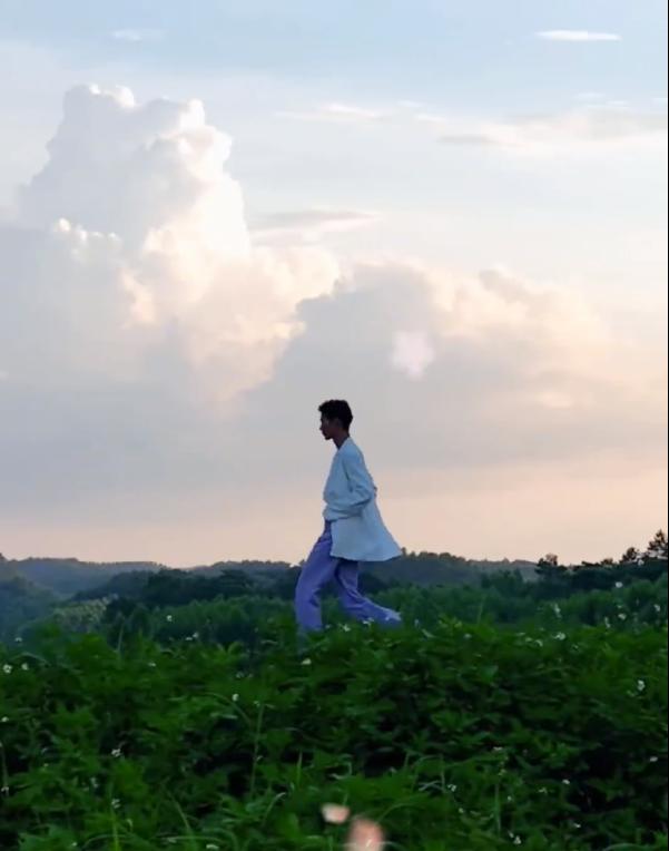 陆仙人每月都回老家，拍自己构思好的视频，骑电车上身直得像钢板