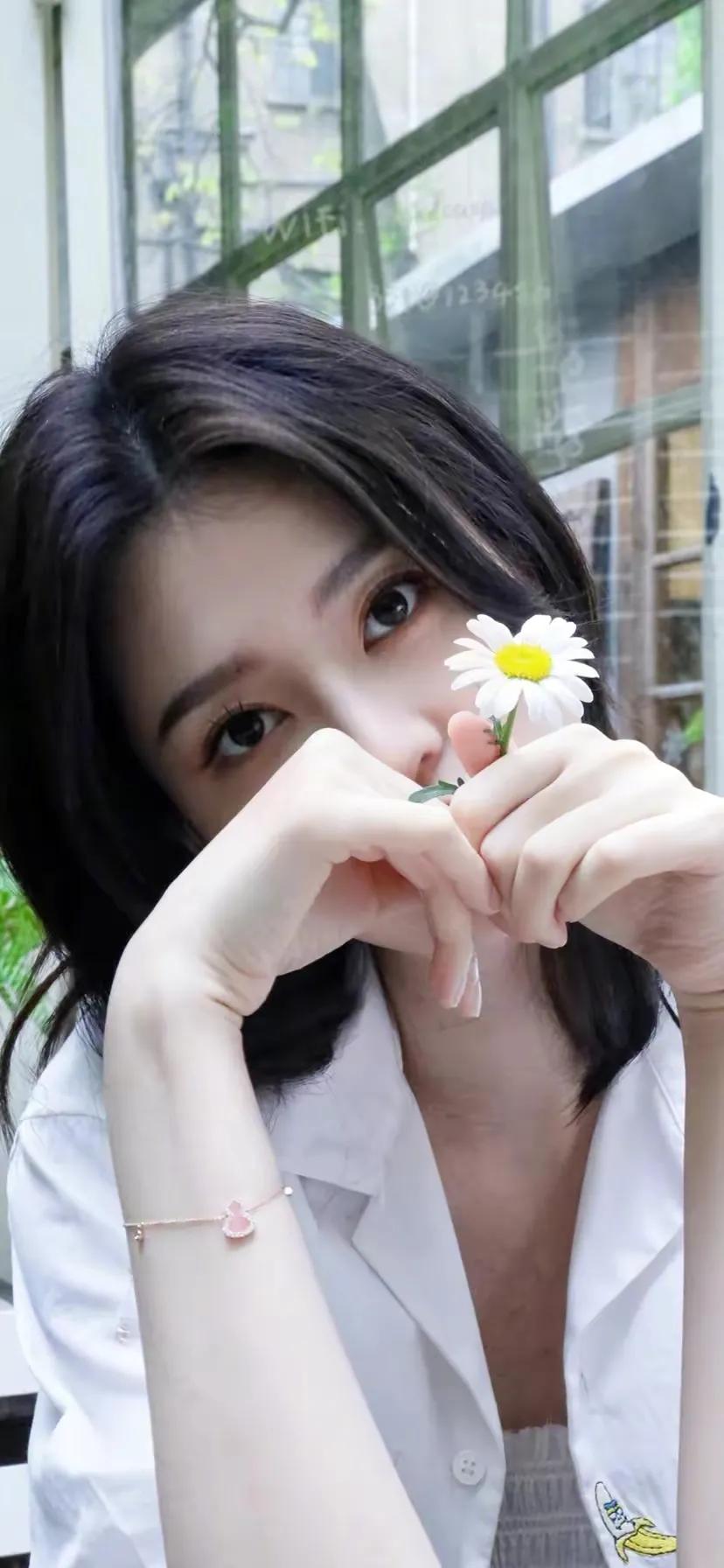 春风唤雨润花田，葱茏岁月韵琴弦