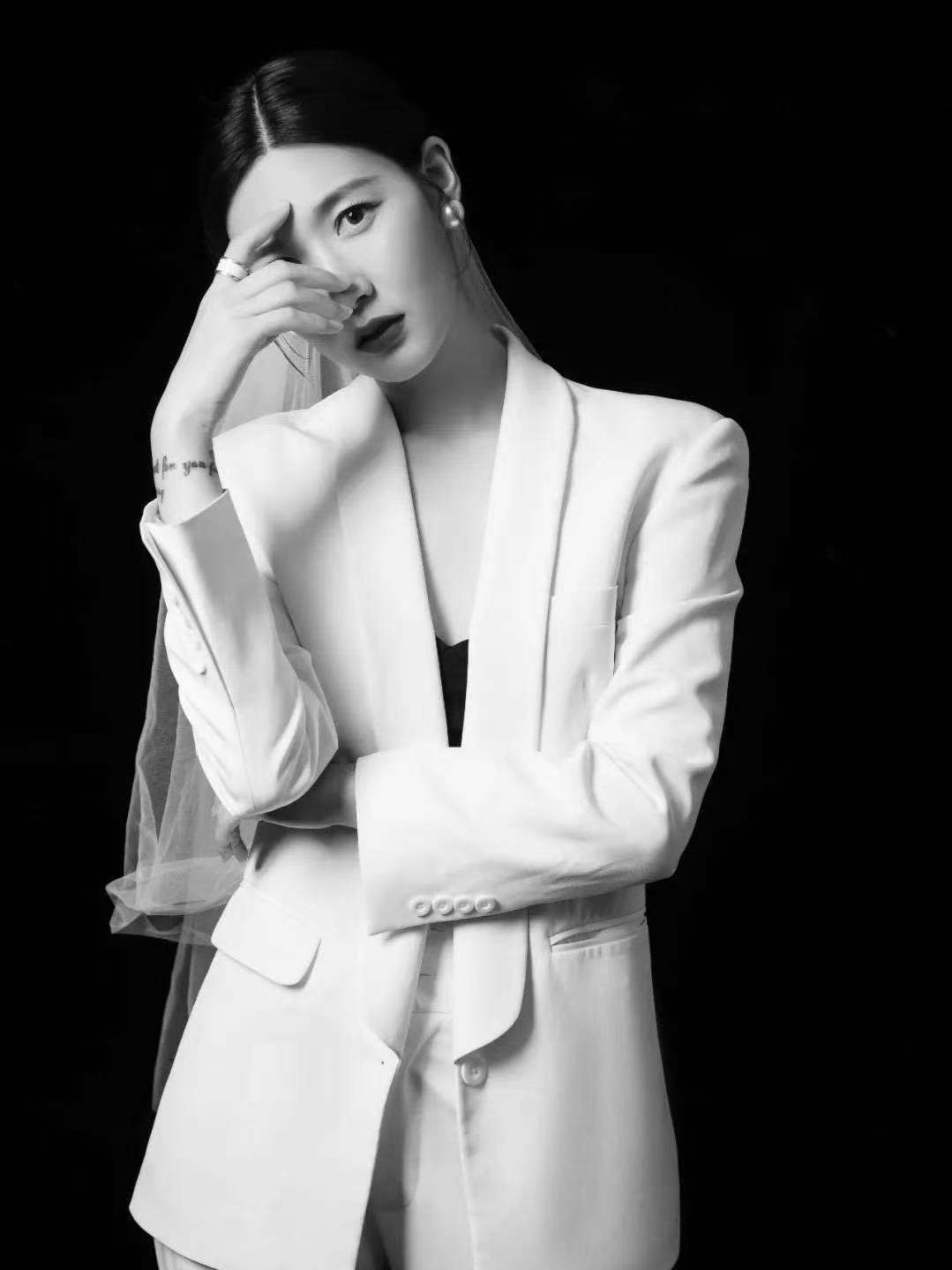 太美了！女足女神杨莉娜穿晚礼服亮相：杨莉娜被称为女足江疏影