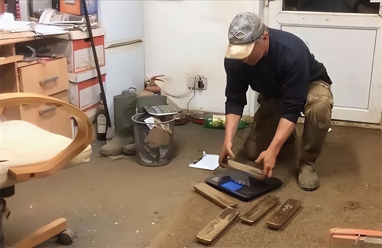 外国小伙买坦克在油箱里发现金条,英国男子买坦克发现金条