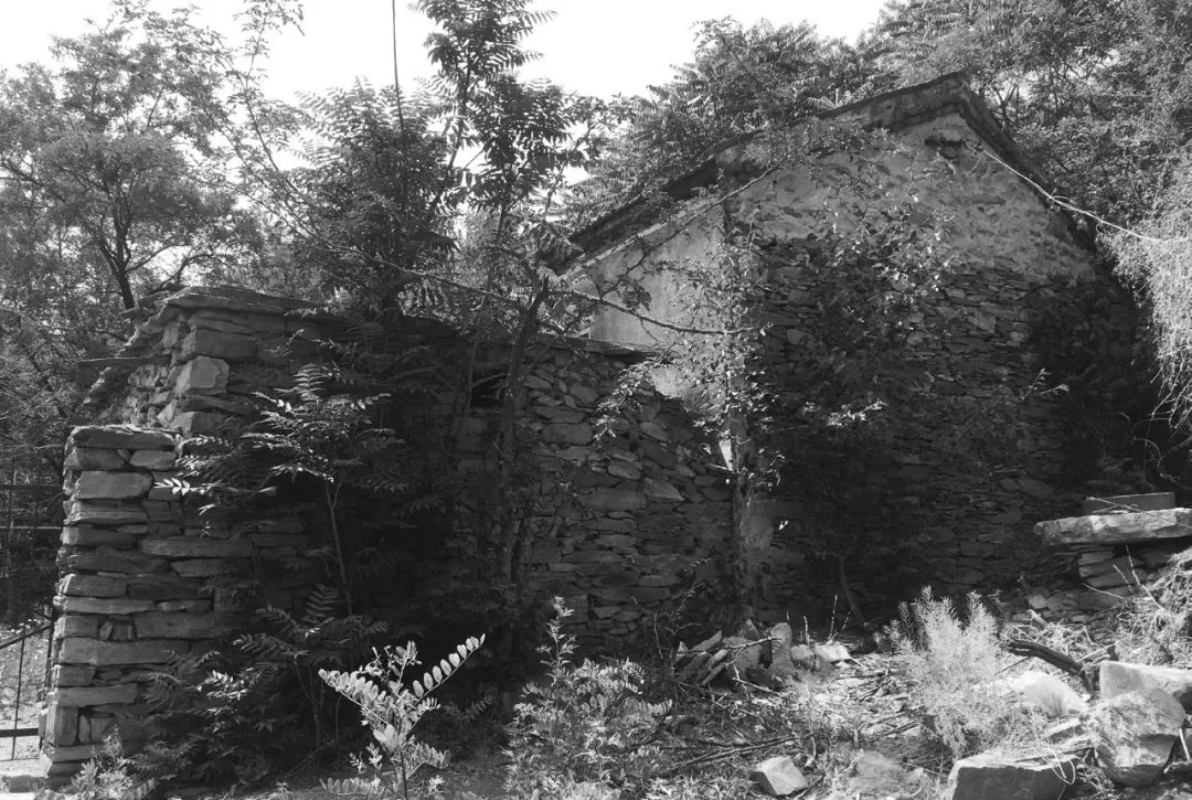 农村自建石头房,农村深山石头房