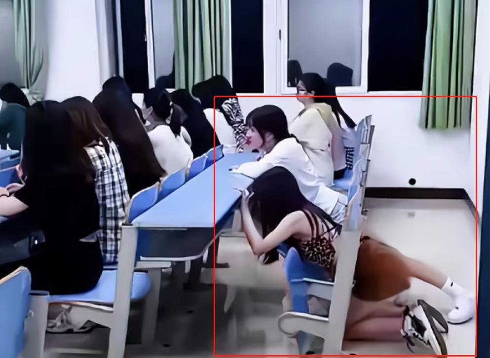 劝你不要太过分！大学生晒出校园内巧合瞬间，校长尴尬到连夜跑路