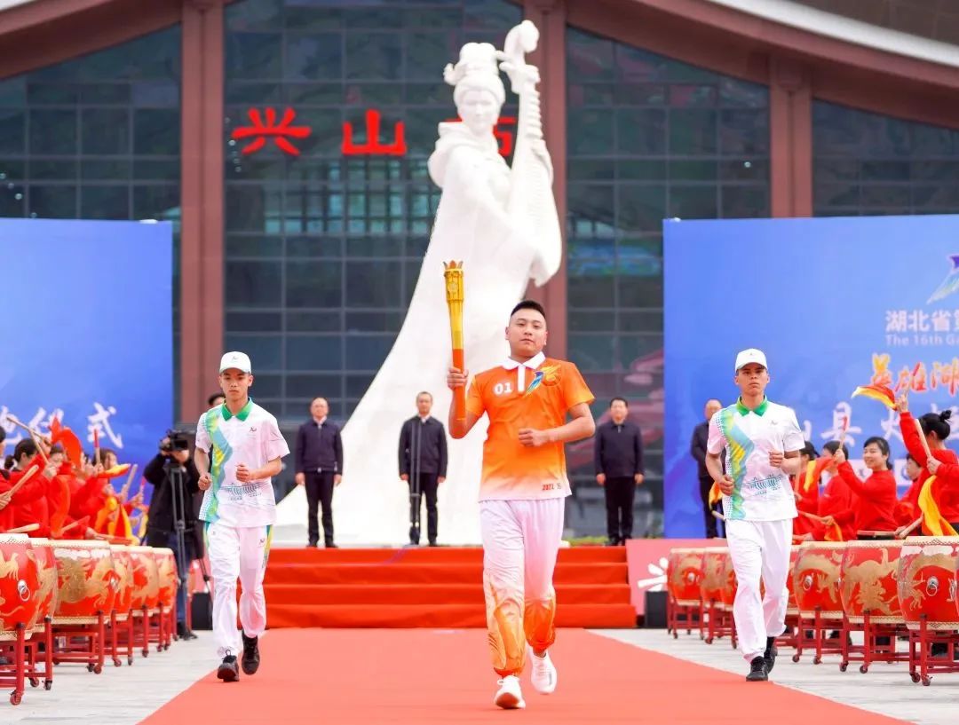 【公安心向*党**护航新征程】“燃动全城”的藏蓝力量