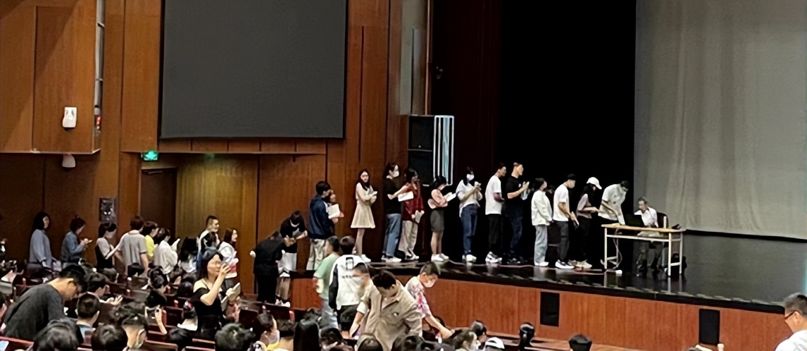 81岁院士，讲了一门“比春运火车票还难抢”的课