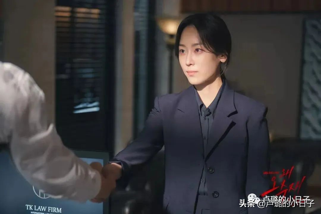 被渣男逼到流产差点自杀，从剧中穿搭就能看出女主复仇的野心