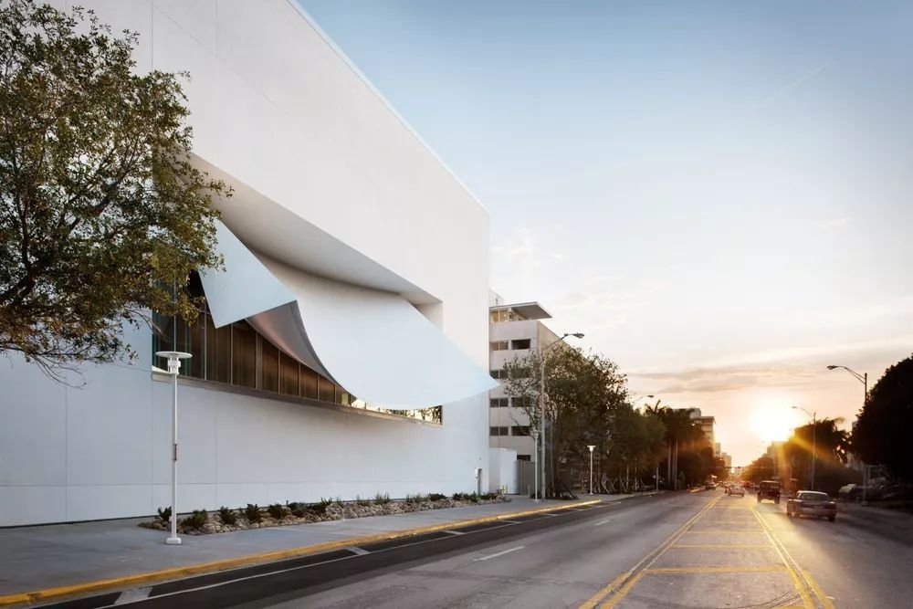 解构主义弗兰克盖里,美国建筑师弗兰克盖里的建筑风格