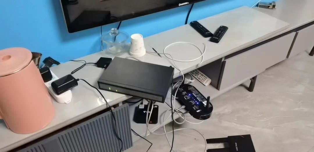 警方成功捣毁一处voip涉诈窝点,警方抓获架设goip设备的嫌疑人