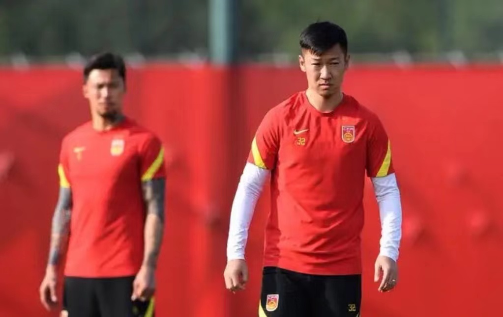 小品演员火力全开，影视演员居中调停，中国足球，一开口就输了