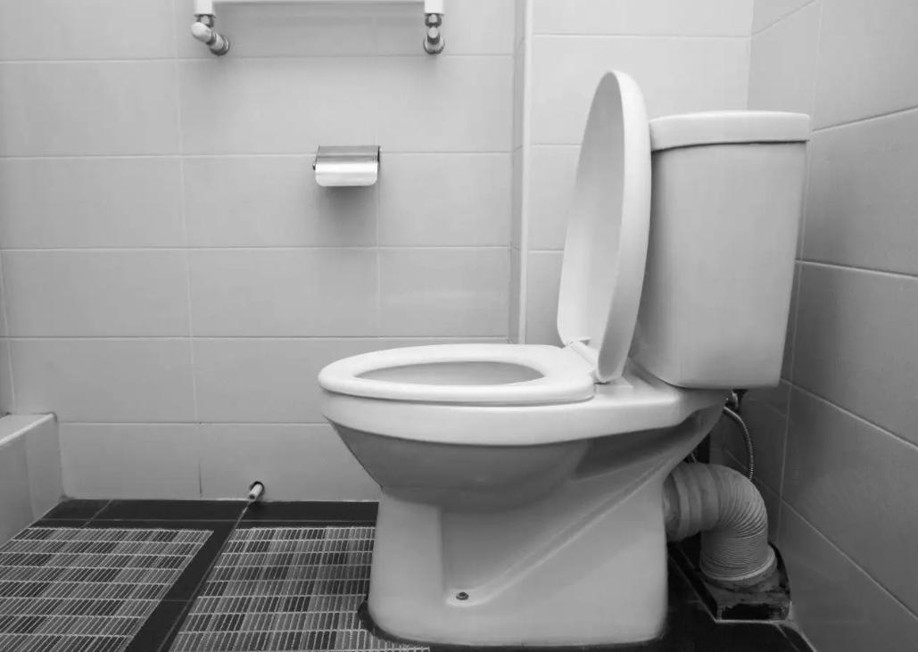 美国马桶前面为什么要设计个孔,美国马桶前面有个缺口怎么冲水