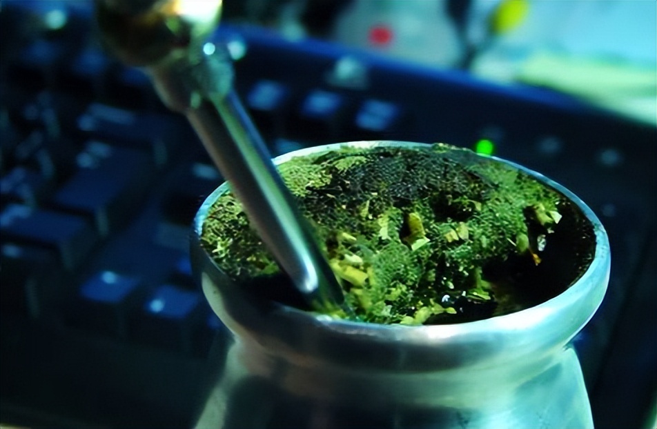 尿尿在马桶会触发马拉高尼效应吗,往开水里尿尿会发生什么