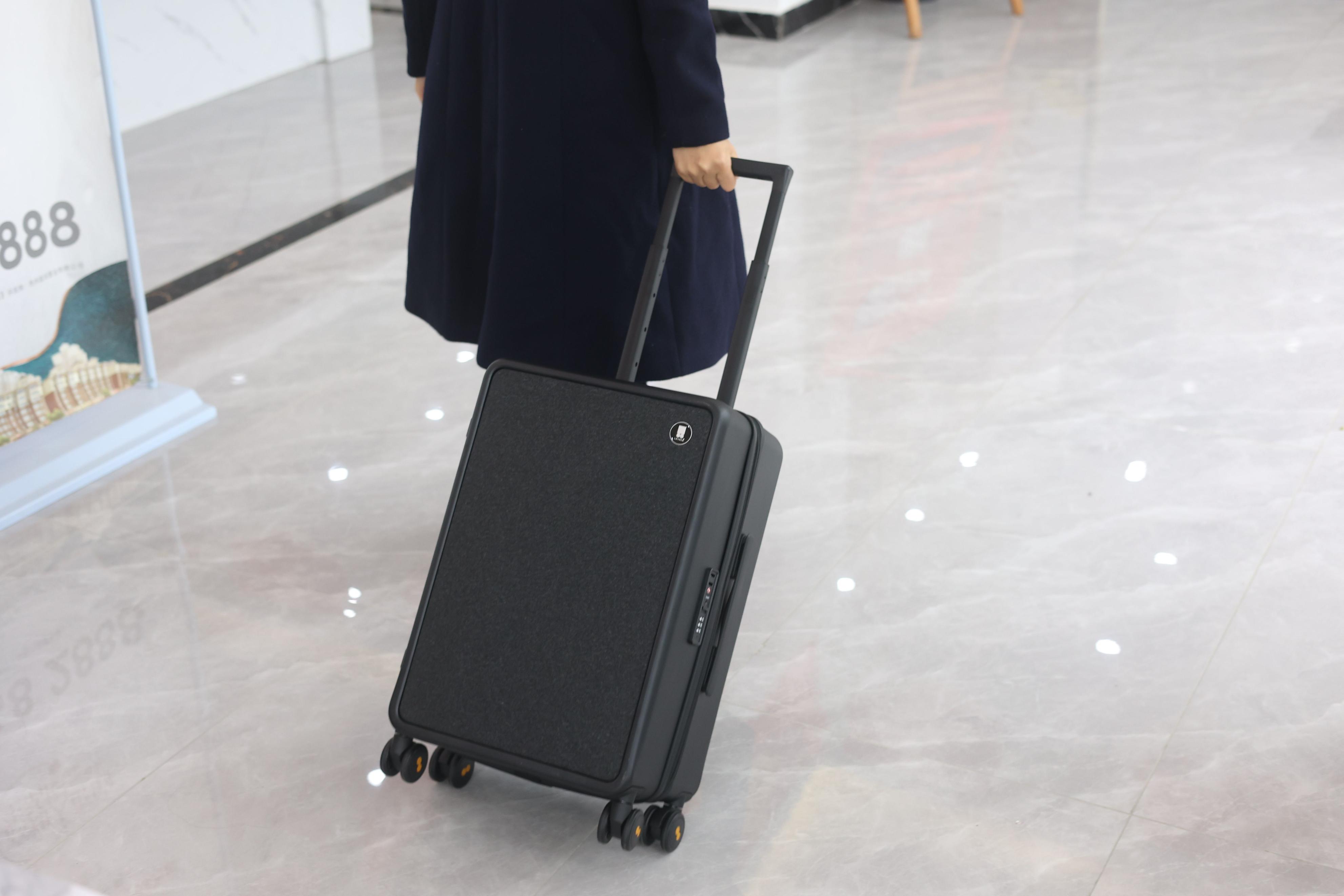 出差旅行的好伙伴，地平线8号拉杆箱方便实用