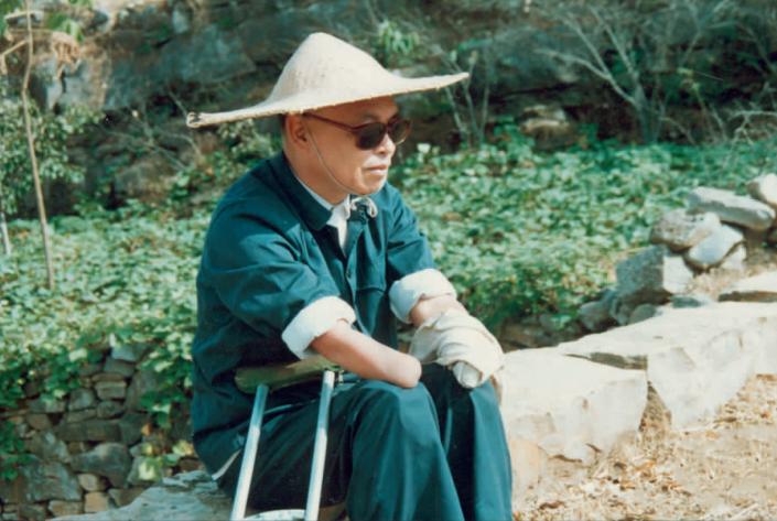 56年朱彦夫回乡后，母亲见他身体残缺吓一跳：让国家来照顾你吧