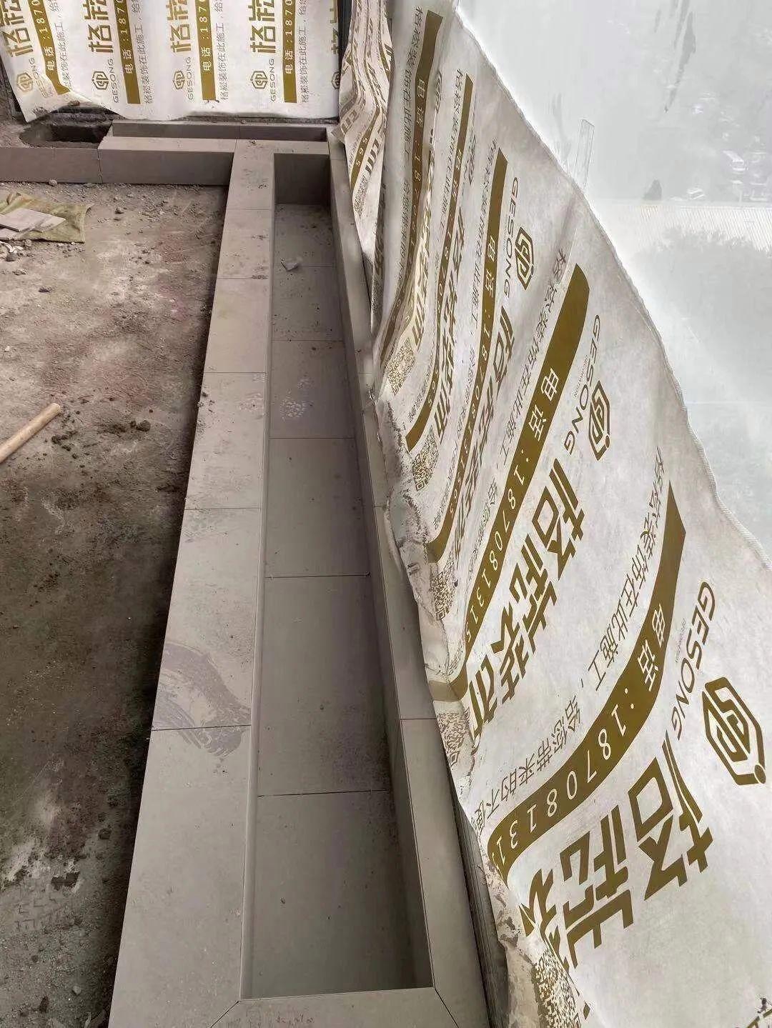 上海一33岁太太，在封闭阳台上砌了几块砖，花坛、鱼池全都有了