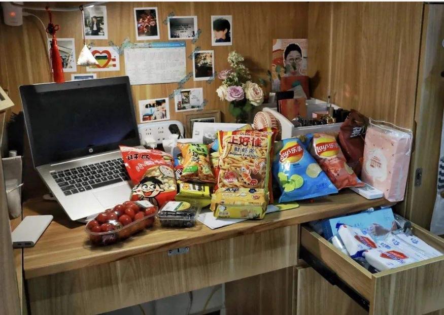 大学女生在寝室开美甲店,福建学生在寝室开美甲店