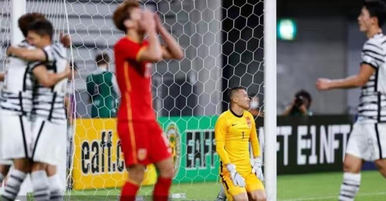 国足遭遇12强赛开门黑,国足0比3韩国朱辰杰瞬间