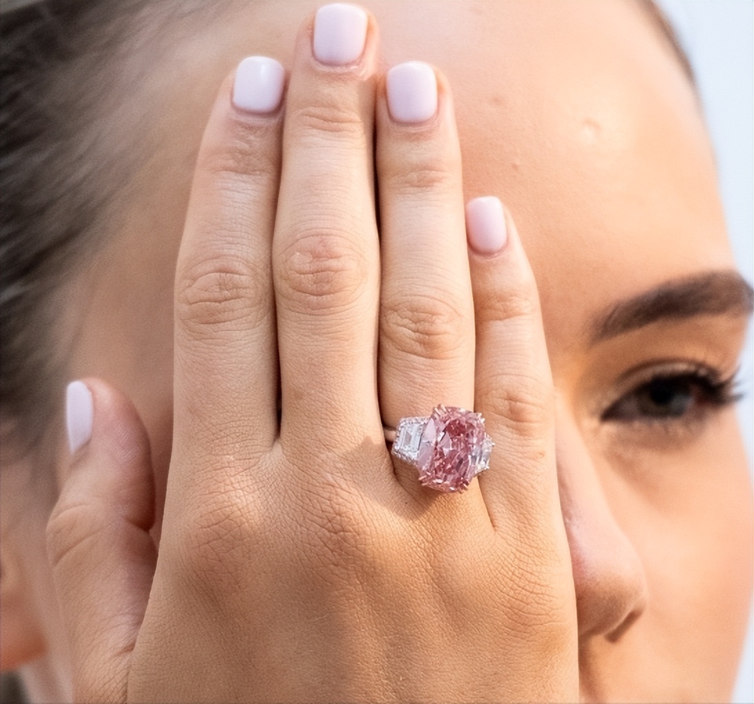 完美无瑕的11.15克拉粉钻4.1亿元高价成交纯洁璀璨的品质极为罕见