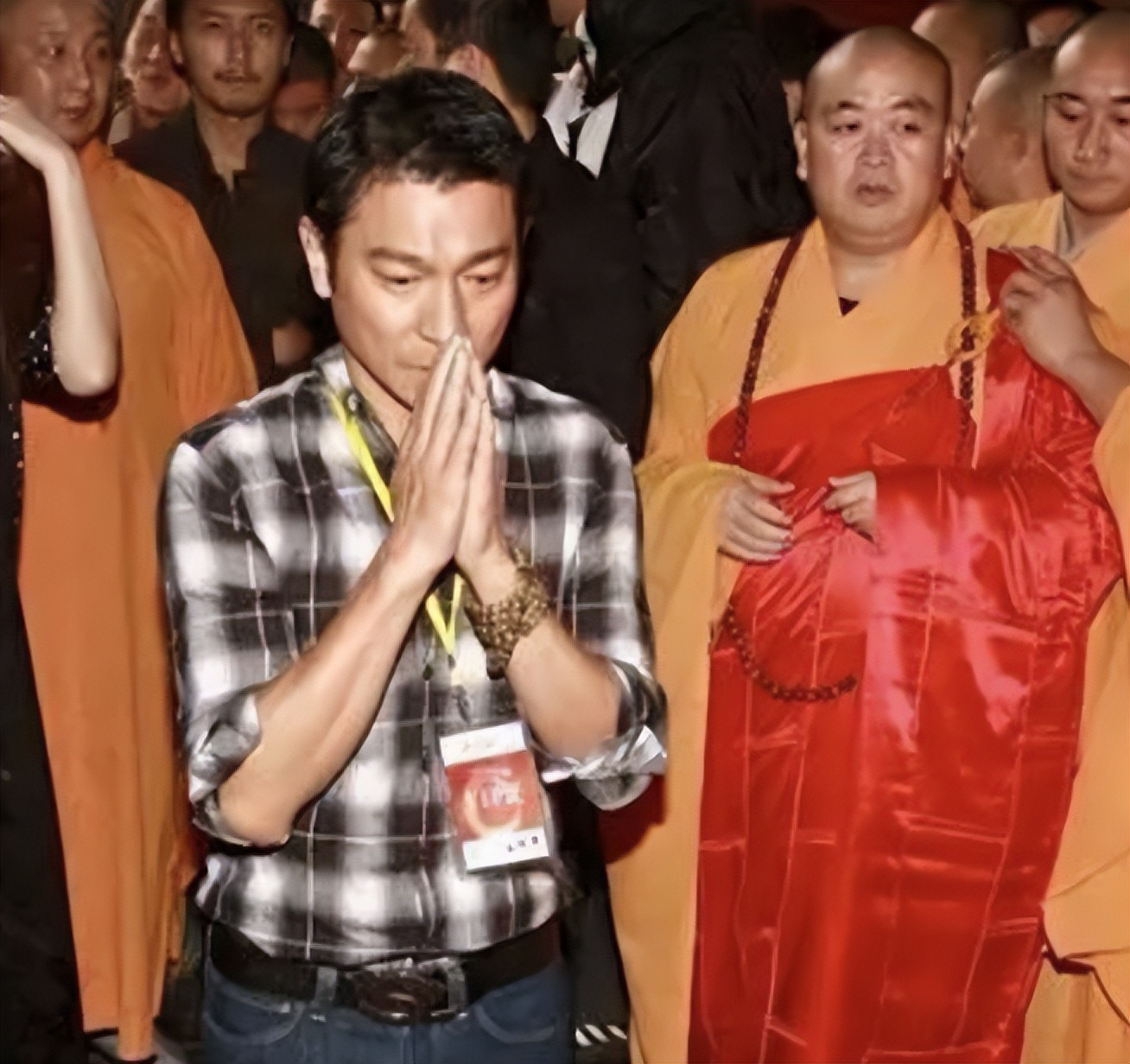 刘德华陪太太回家祭岳父,刘德华带太太回娘家视频