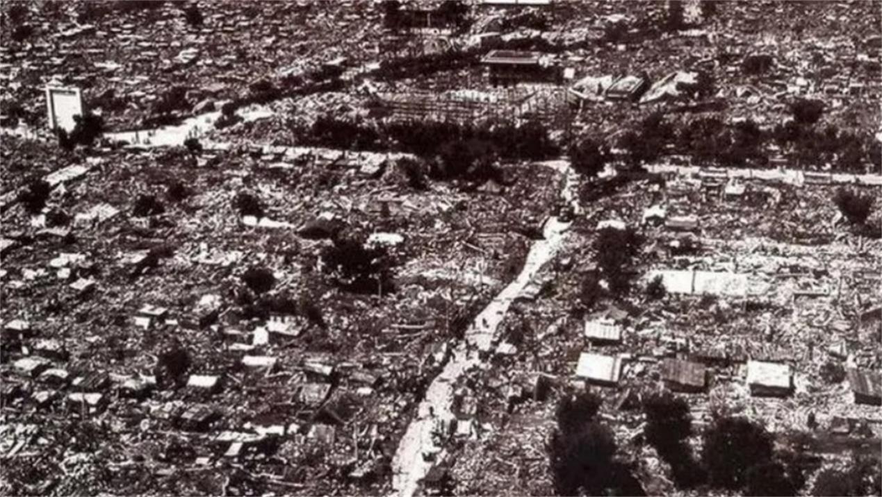 开国元勋相继逝世,唐山地震24万同胞罹难,1976年的中国风雨飘摇