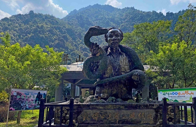 1989年，他发现价值百万的莽山烙铁头，被咬20多次，如今生活怎样