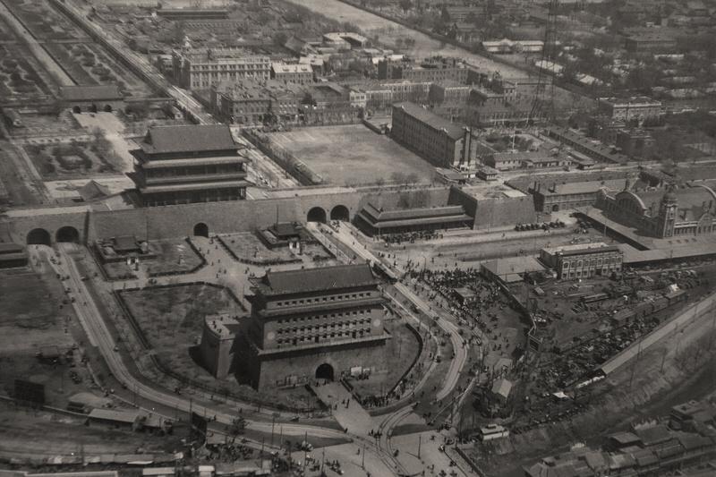 高清老照片：旗人格格大腿岔开豪放洗衣，地主三妻四妾不输女明星