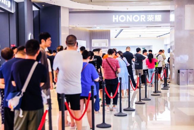 上演青出于蓝的直板手感折叠体验的荣耀MagicV2首销如何呢？