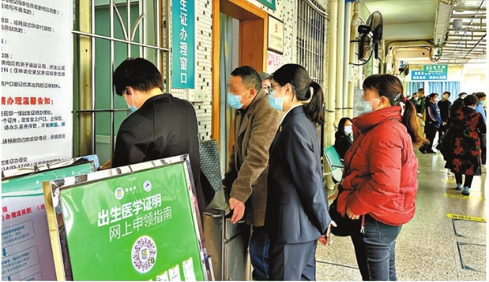 儿子为了骗父亲买了假的清华证,男子为孩子上学办假户口簿被识破