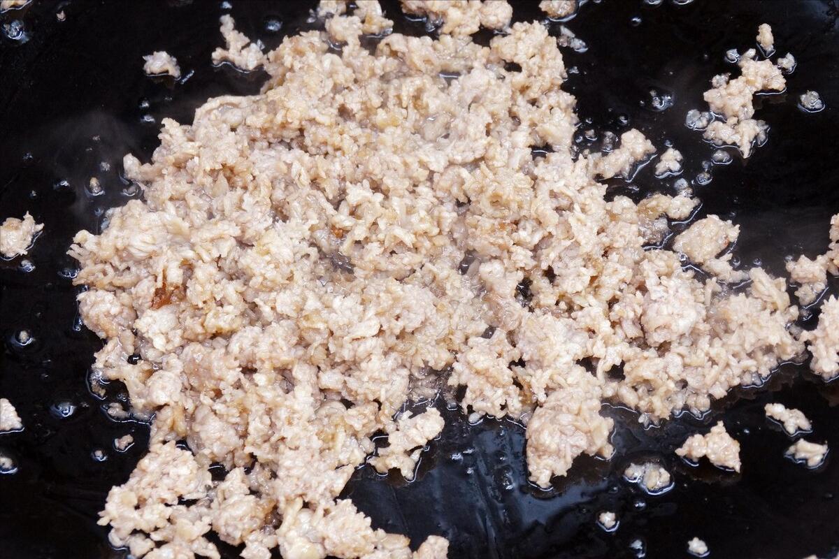 家常炸酱拌面的做法,爱吃面的请收藏教你炸酱面的做法