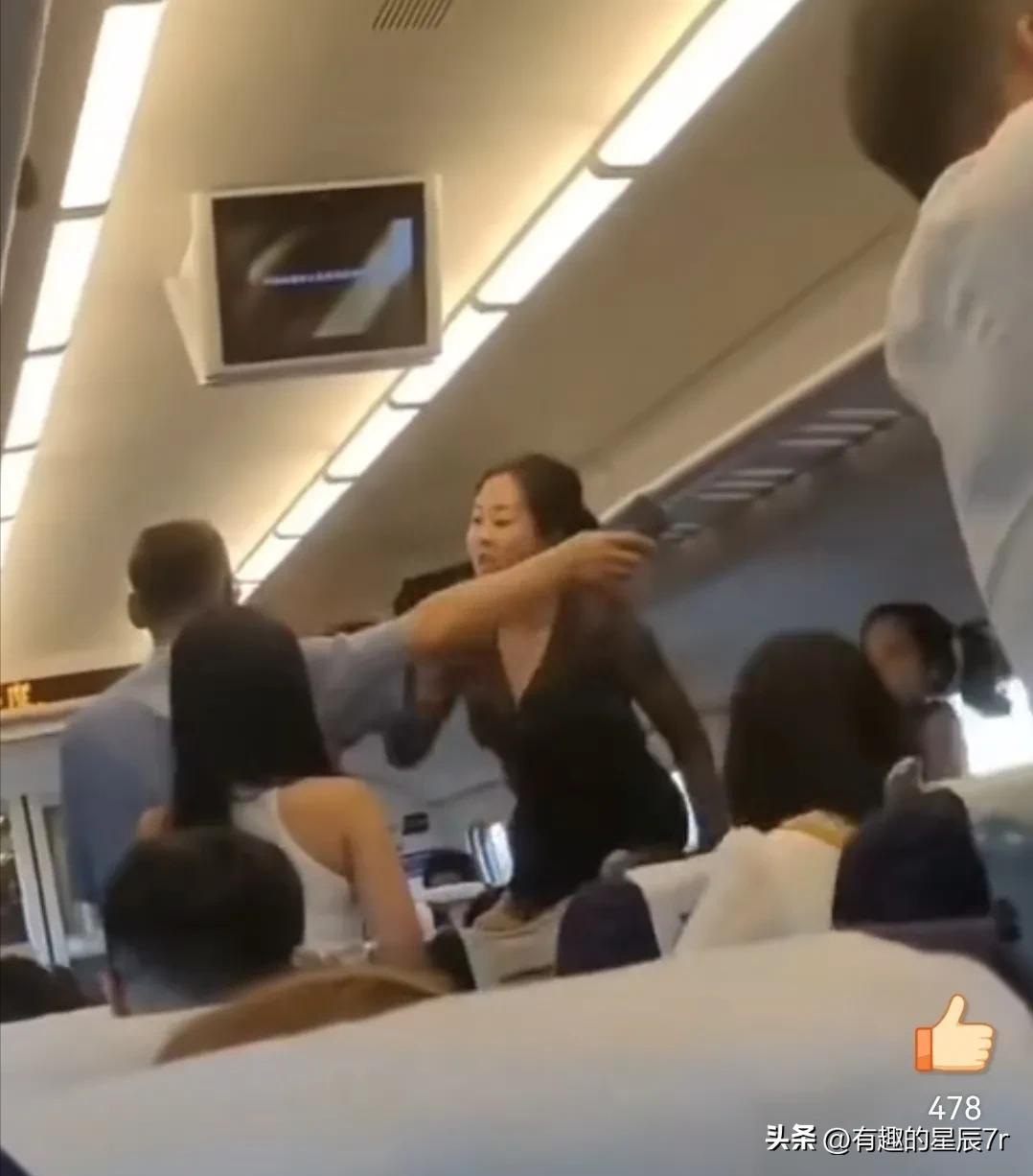 霸道母女惹事了!女子被母女二人合力痛殴,小女孩下手格外狠毒