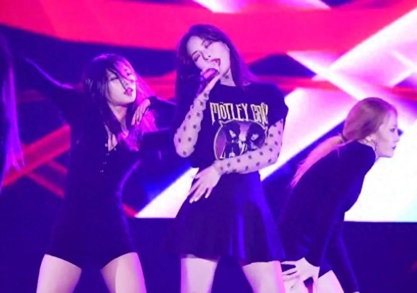 舞台上舔手摸*体下**，韩国人气女爱豆校庆表演被骂不堪入目。