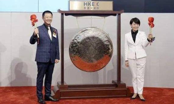 一个女孩从服务员到月入2万,从一个服务员到现在身价百万的她