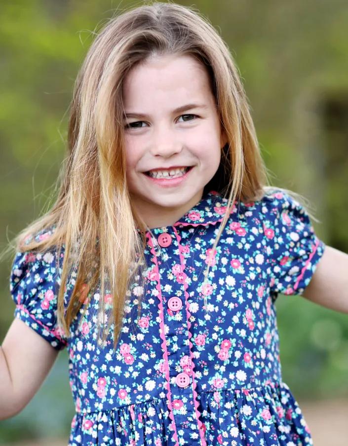 夏洛特公主与哈里王子的亲密接触,哈里王子梅根和小公主夏洛特