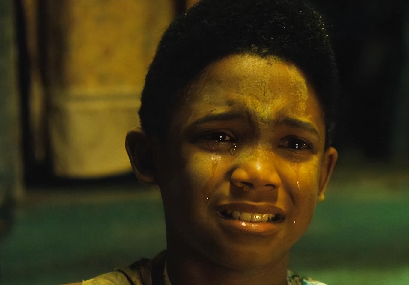 从光脚踢布条缠成的足球到成为球王，我用这部7.7分的电影缅怀他