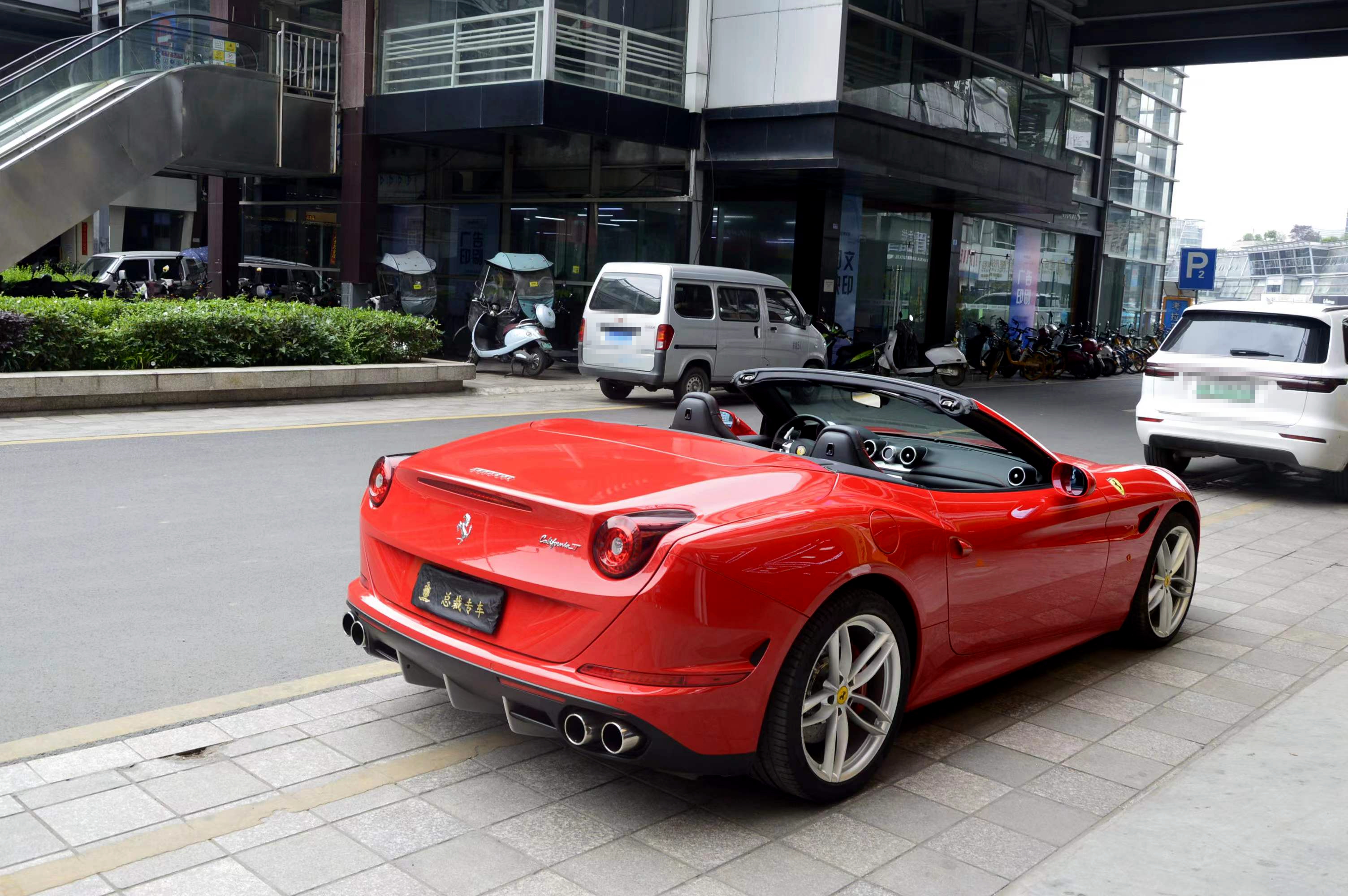 租一台法拉利488多少钱一天,在成都租一辆法拉利多少钱一天