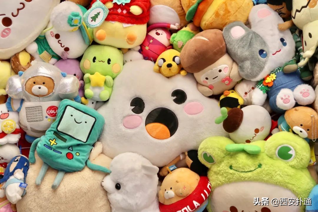 最近很火的夹娃娃机,夹娃娃机超大手办