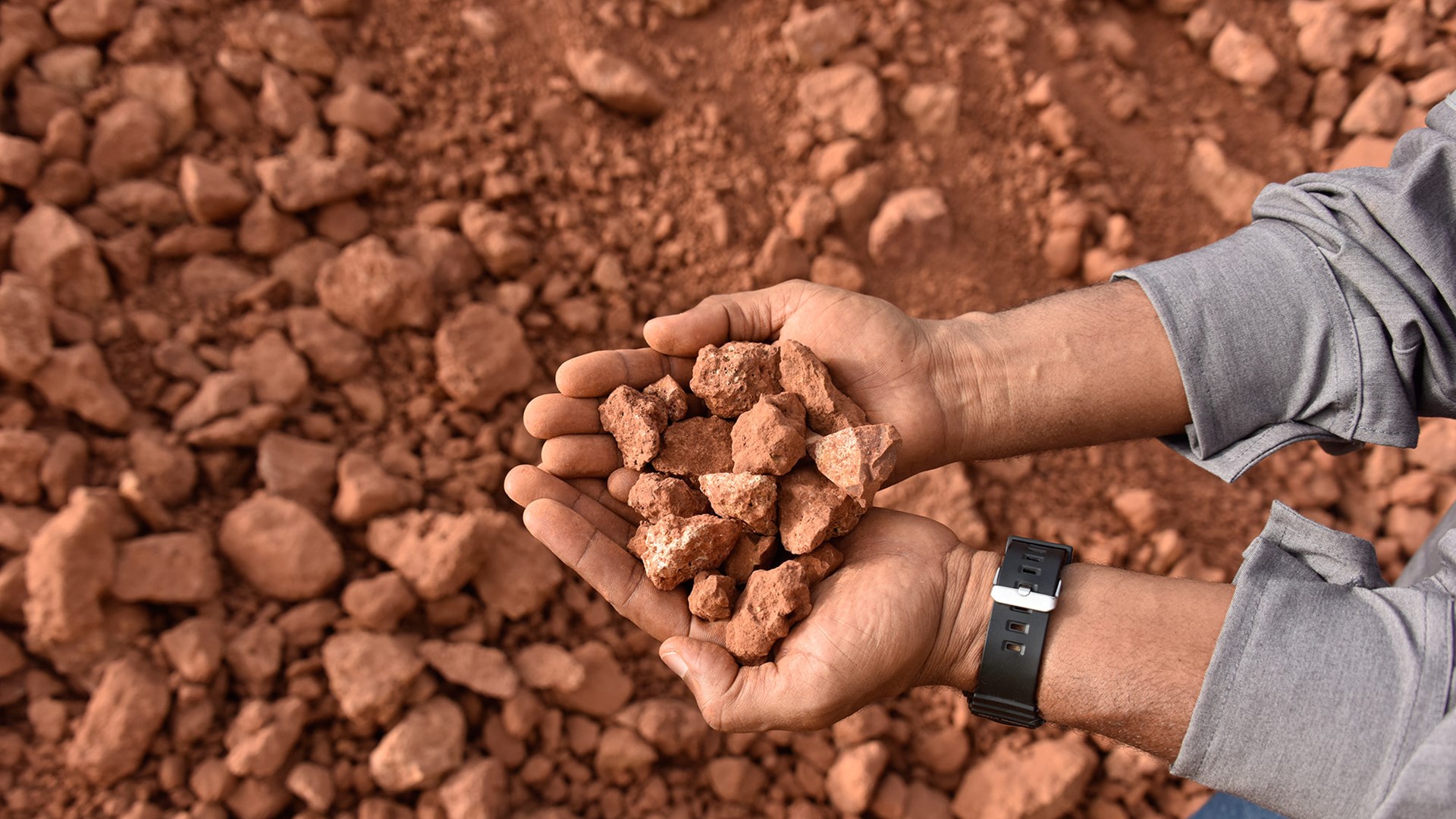 曾价比黄金，制成皇冠，现却成易拉罐专属材料，铝是如何走下神坛