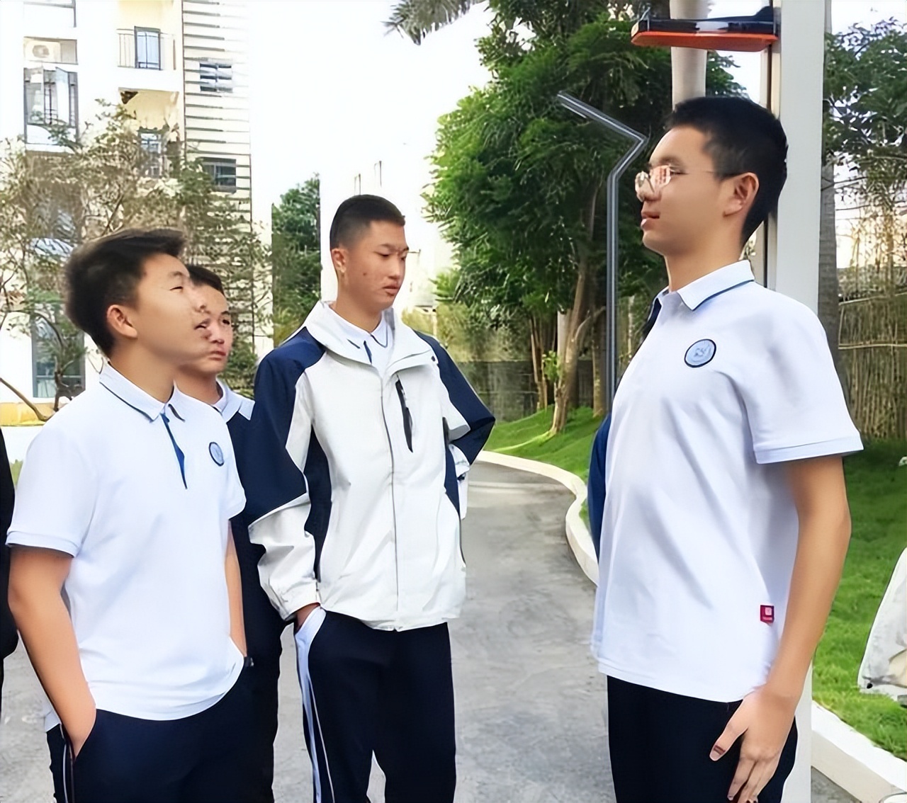 16岁男孩身高只有180能长高吗,高二男孩身高170还能长高吗