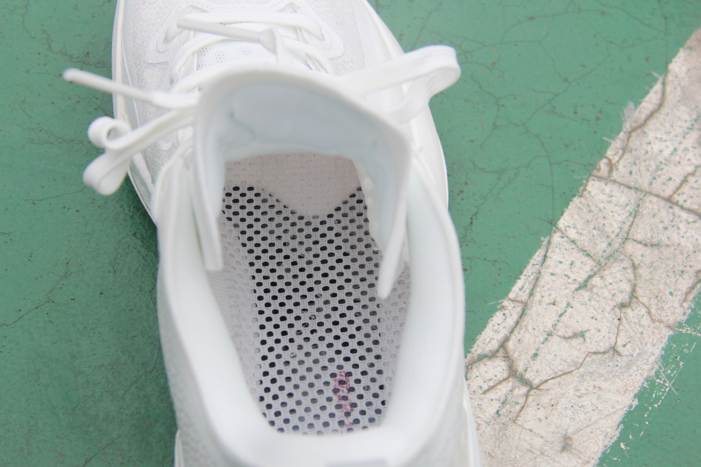 小后卫突破篮球鞋超轻,后卫李宁篮球鞋利刃3v2