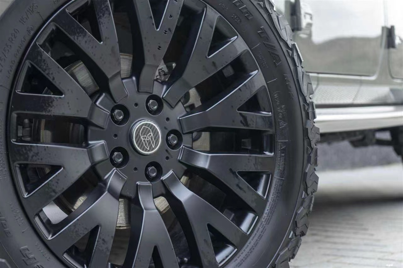 越野范更浓郁！新款jeep牧马人实拍，尺寸更大，6.4引擎+四驱