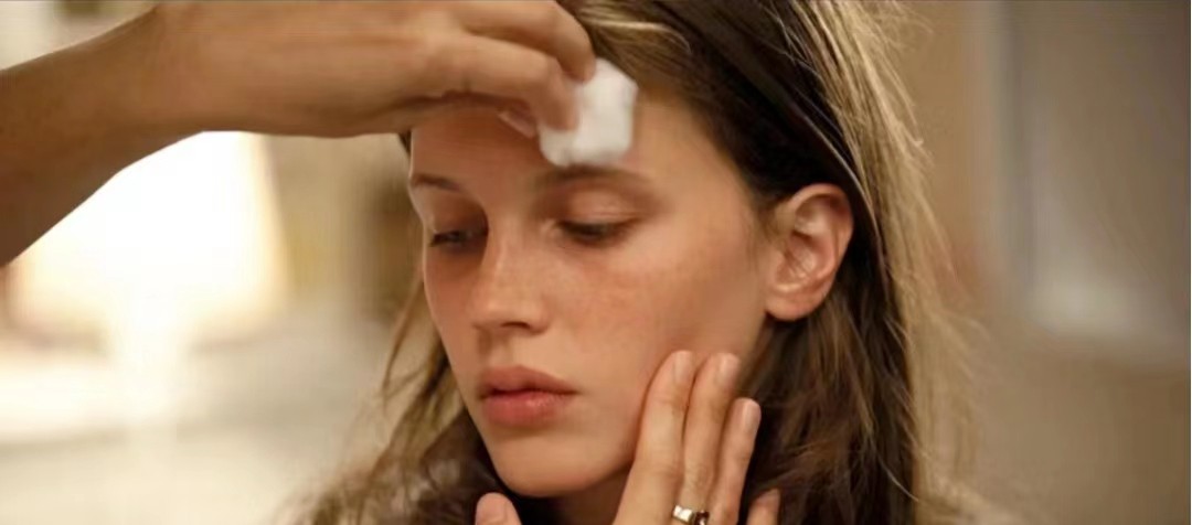 法国影片《花容月貌》以超现实的手法表达了什么？