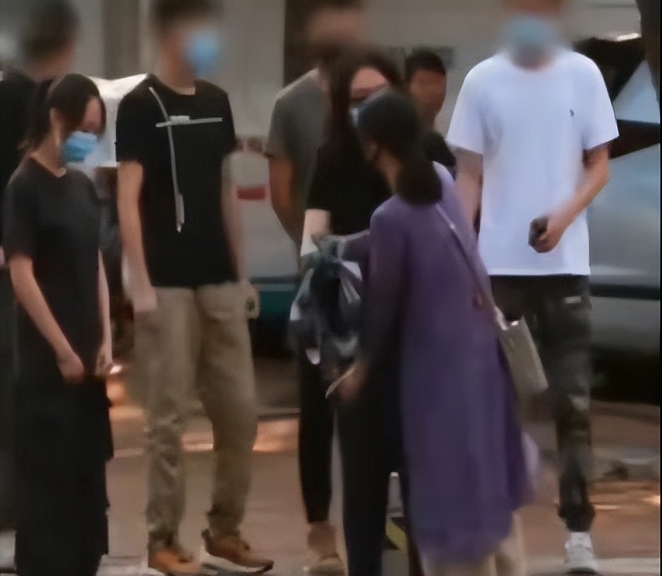 到底打了谁的脸？抑郁症少女被母亲当街怒骂：不愁吃喝你装什么装