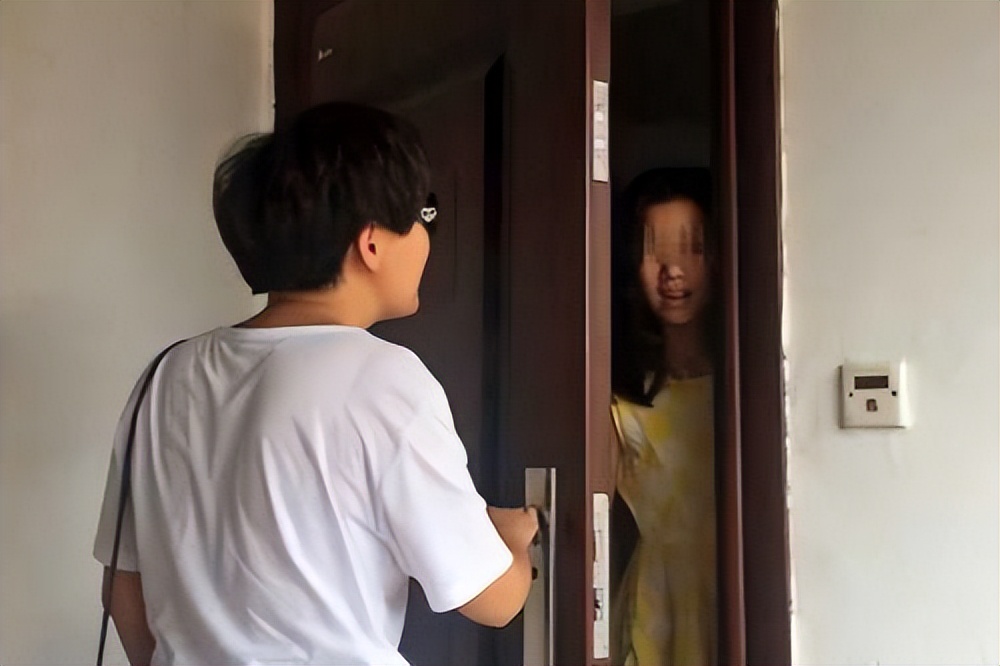 发现女儿晚上偷看手机怎么办,发现十岁女儿偷看网络漫画怎么办