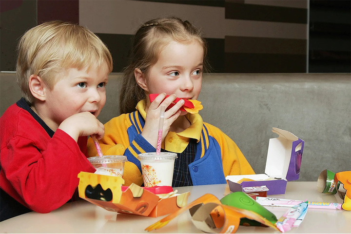 麦当劳肯德基的外卖盒身价大涨，被LV和YSL做成万元包包