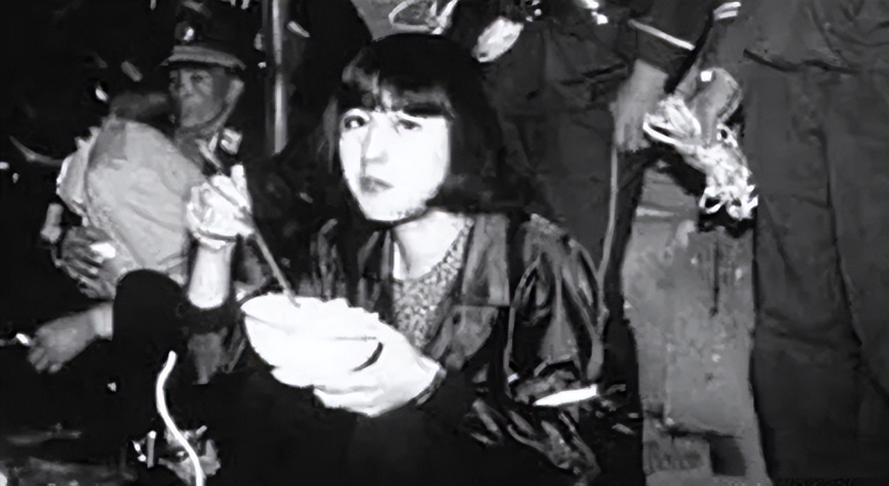 许家印算什么？这个女*子骗**狂揽32亿事发后*债讨**人排满四层楼