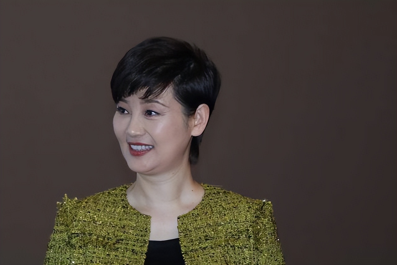 娱乐圈又爆一大瓜，徐帆收养的女儿，竟是冯小刚的“私生女”