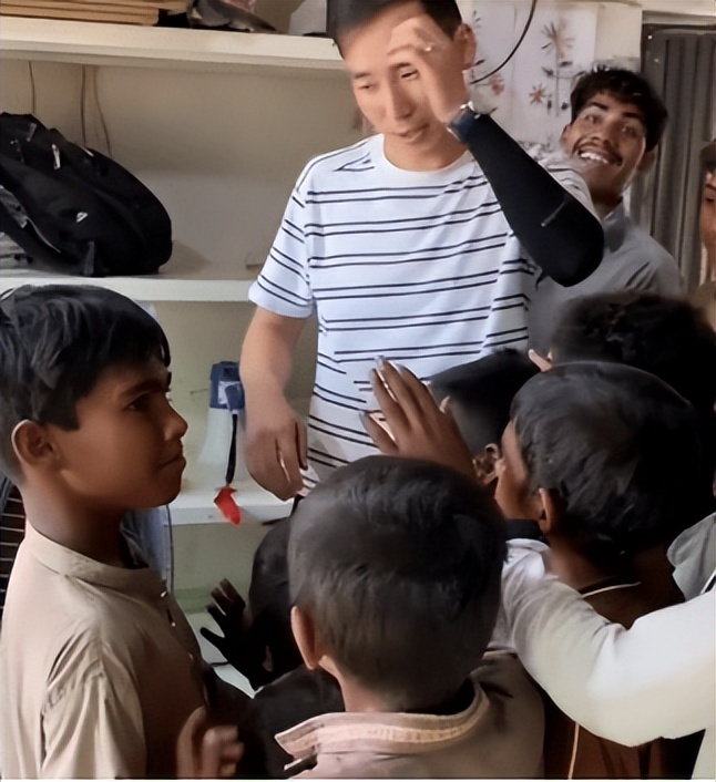 年入100万的河南小伙变穷光蛋，凭借厨师手艺，在巴基斯坦当村长